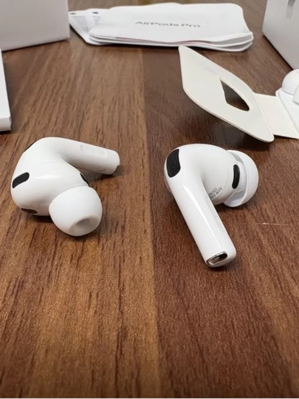 Apple AirPods Pro 3 Earbuds in White — Wireless Noise Control - Picture 3 of 4